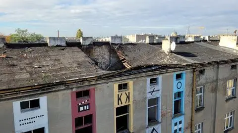Fragment dachu runął do środka kamienicy
