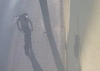 Potrącił na hulajnodze 76-latka, nie udzielił mu pomocy. Szuka go policja