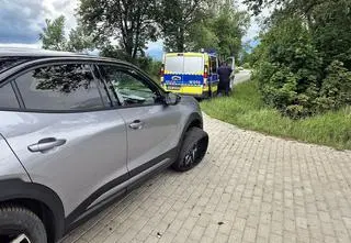 Na rondzie uszkodził oponę i pojechał dalej. Inni kierowcy ruszyli za nim