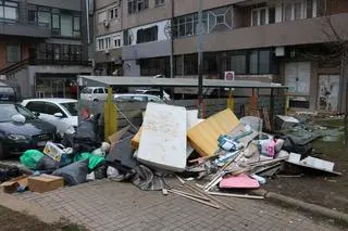 Przepełnione kontenery na śmieci i nagromadzone odpady są widoczne w niektórych dzielnicach Prisztiny w Kosowie