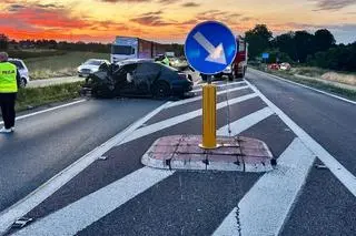 Ominął z lewej strony wysepkę i zderzył się czołowo 