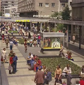 Pasaż na tyłach Domów Towarowych Centrum, w głębi kino Relax przy ulicy Złotej, 1978r.