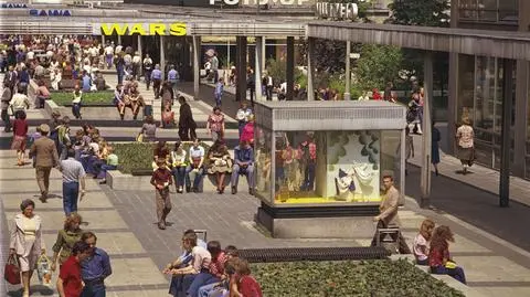 Pasaż na tyłach Domów Towarowych Centrum, w głębi kino Relax przy ulicy Złotej, 1978r.