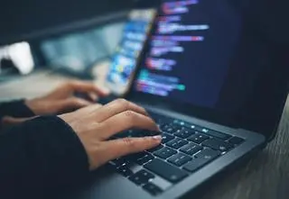 Używają wizerunków znanych i lubianych. "Ofiarą może być każdy"