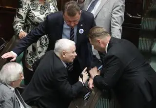 Tusk o tym, kto "rzucił się do obrony Nawrockiego"