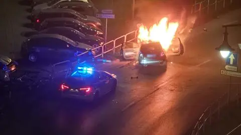 Czterech nastolatków uciekało przed policją. Auto w płomieniach