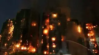 Trwa walka z pożarem, który wybuchł w środę w kompleksie wieżowców w Hongkongu