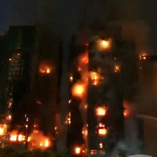 Trwa walka z pożarem, który wybuchł w środę w kompleksie wieżowców w Hongkongu