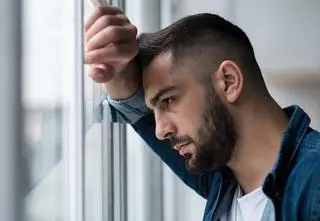 Pod maską siły. Co naprawdę czują mężczyźni w kryzysie psychicznym