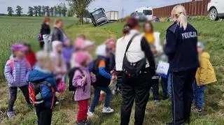 Autokar przewożący dzieci zjechał do rowu