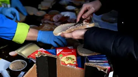 Polacy pomagają uchodźcom