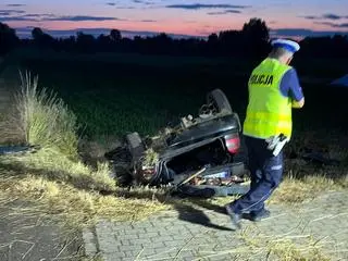 Samochód dachował, wpadł do rowu