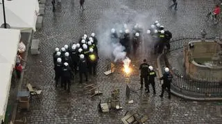 W stronę policji poleciały race