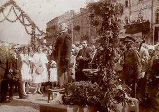 Prezydent Bolesław Szymański podczas odsłonięcia na Rynku Kościuszki tablicy nieznanego żołnierza. Białystok, 15.08.1925 rok 