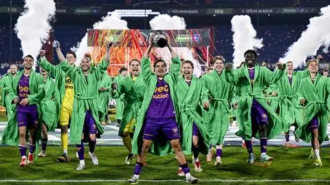 Historyczny triumf. Świętowali w szlafrokach