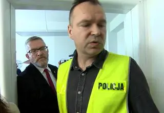 Braun uwięził lekarkę. Siemoniak: będę bronił policjantów