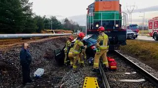 Kierowca wjechał pod pociąg