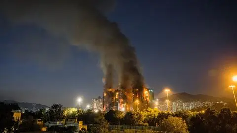Płoną wieżowce w Hongkongu. Trwa akcja służb