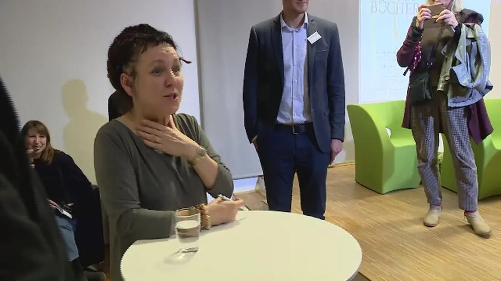 Olga Tokarczuk dostała literacką Nagrodę Nobla. Czytelnicy śpiewają pisarce "Sto lat"