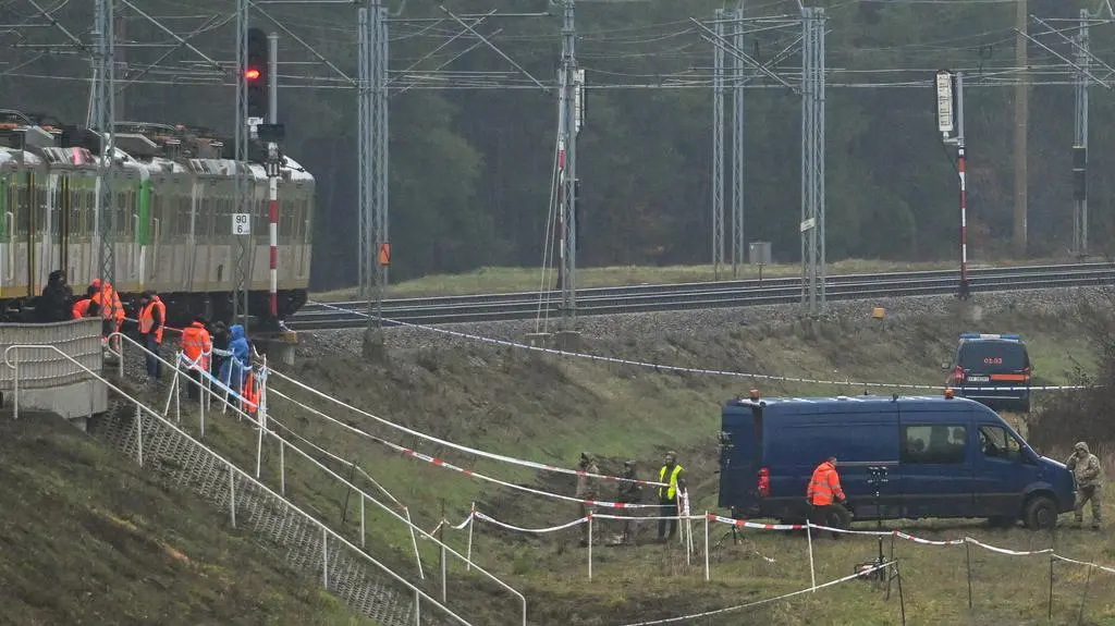 Działania służb przy zniszczonym fragmencie torowiska na trasie Dęblin-Warszawa przy stacji Mika