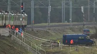 Działania służb przy zniszczonym fragmencie torowiska na trasie Dęblin-Warszawa przy stacji Mika