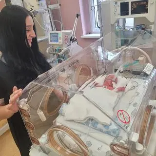 Szczęśliwa mama trojaczków