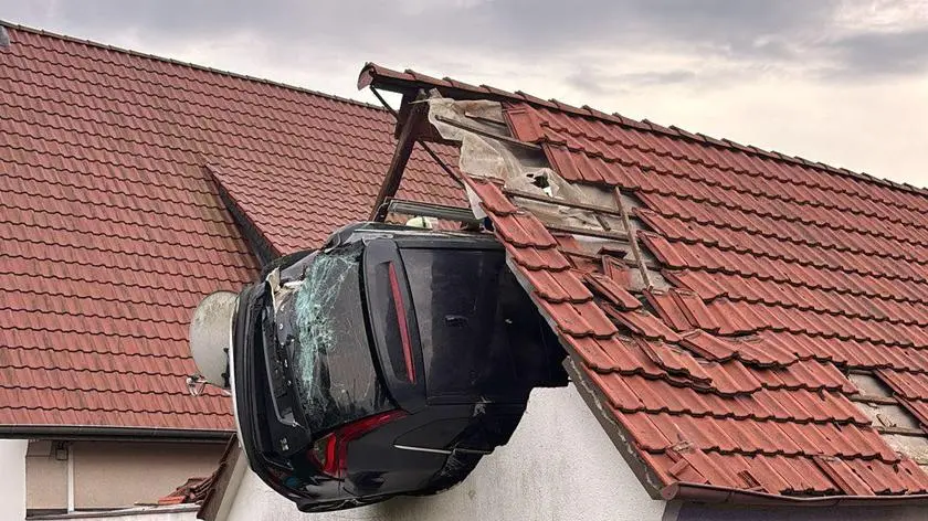 Samochód uderzył w dziecko skaczące na trampolinie i wbił się w dach