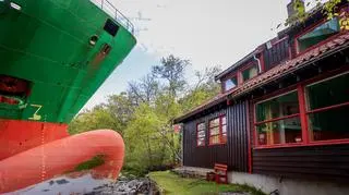 Statek wbił się dziobem w brzeg fiordu, Norwegia