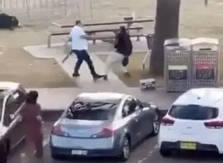 Rozbrojenie napastnika przy plaży Bondi w Sydney