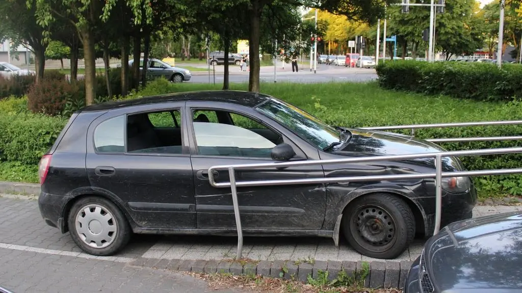Samochodem wjechał na podjazd dla niepełnosprawnych