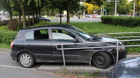Samochodem wjechał na podjazd dla niepełnosprawnych