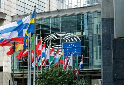 Policja weszła do biur Komisji Europejskiej. Bada transakcje za 900 milionów euro