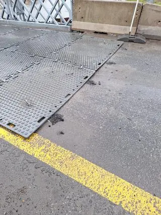 Zniszczenia na moście tymczasowym w Głuchołazach