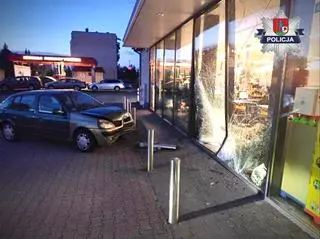 71-latek wjechał w witrynę sklepową
