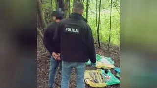 Mężczyzna zakopał w lesie nielegalną broń i amunicję