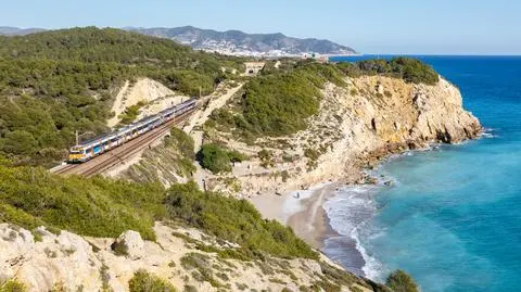 Hiszpania, pociąg regionalny Rodalies de Catalunya niedaleko Sitges 