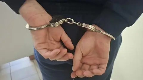 Półnagi 18-latek zaatakował policjantów w centrum Bielska-Białej, został zatrzymany