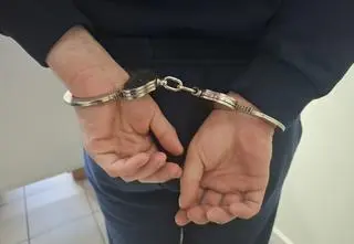 Najpierw był tylko bez koszulki. Potem bez bielizny. A potem rzucił się na policjantów