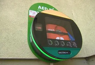 Zasłabł podczas wyborów, uratowali go dzięki defibrylatorowi