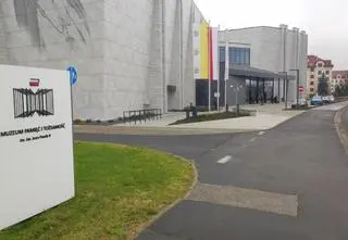 Milionowe dotacje od rządu PiS na muzeum Rydzyka. Budynek świeci pustkami