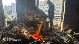 Ratownicy pracują na miejscu rosyjskich ataków w Charkowie. Zdjęcie z 7 czerwca
