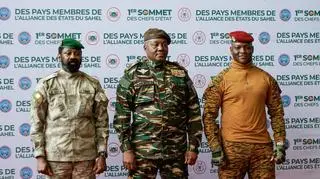 Tymczasowy prezydent Mali Assimi Goita, szef junty wojskowej Nigru  Abdourahamane Tchiani i tymczasowy lider Burkiny Faso Ibrahim Traore 