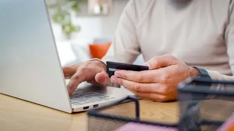 laptop shutterstock_2485136883