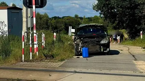 Kierująca wjechała pod pociąg