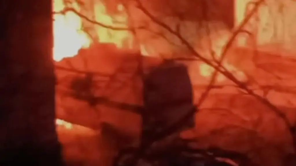 Płonące furgonetki na terenie komendy policji w Archangielsku 