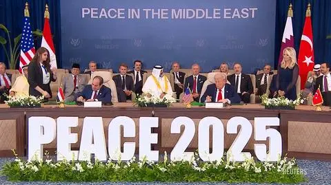 Donald Trump i prezydent Egiptu Abdel Fatah el-Sisi podpisujący plan pokojowy dla Strefy Gazy