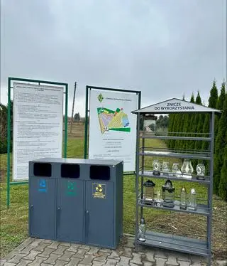 Na cmentarzu są też regały na znicze, które nadają się jeszcze do użytku