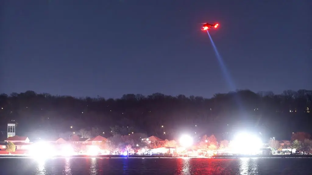 Helikopter nad miejscem katastrofy lotniczej w Waszyngtonie