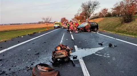 Zderzyli się czołowo na prostym odcinku drogi. Obaj kierowcy zginęli na miejscu 