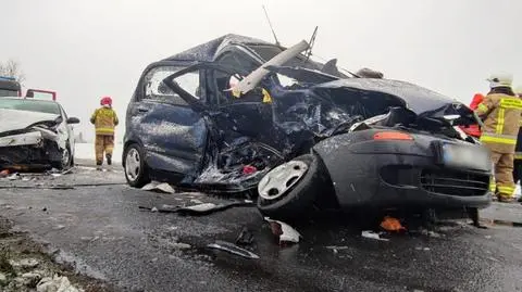 Zjechał ze swojego pasa ruchu, uderzył w inne auto. Nie przeżył